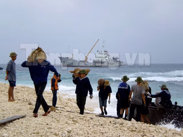 Vận chuyển đất đá, xi măng xây dựng công trình quân, dân sự trên đảo chủ quyền Việt Nam