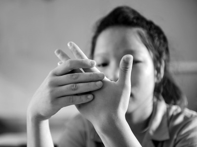 Nguyễn Thị Lê bấm tay tính ngày về