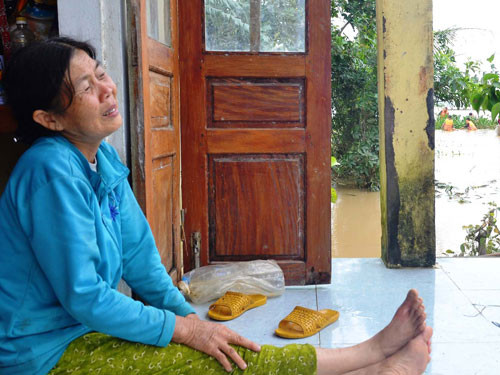 Bà ngoại Tâm liên tục nhìn ra dòng nước, khóc nghẹn ngào gọi tên cháu. Bà ngoại Tâm liên tục nhìn ra dòng nước, khóc nghẹn ngào gọi tên cháu