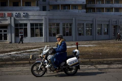 Cảnh sát giao thông tuần tra một con đường ở trung tâm Bình Nhưỡng ngày 22/2