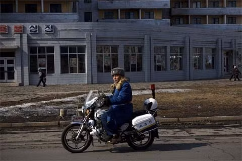 Cảnh sát giao thông tuần tra một con đường ở trung tâm Bình Nhưỡng ngày 22/2