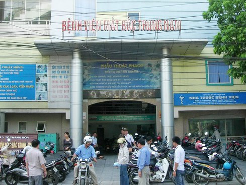 Bệnh viện Mắt Bắc Trung Nam mỗi năm khám cho gần 30.000 bệnh nhân, mổ mắt cho khoảng 3.000 người. Tài sản này Công ty Bắc Trung Nam thế chấp cho ngân hàng nên nhà băng có ý định kê biên tài sản làm y, bác sĩ lo lắng. Ảnh: Ngọc Hiền