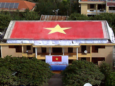 Cờ gốm trên nóc nhà hội trường đảo Trường Sa Lớn. Cờ gốm trên nóc nhà hội trường đảo Trường Sa Lớn