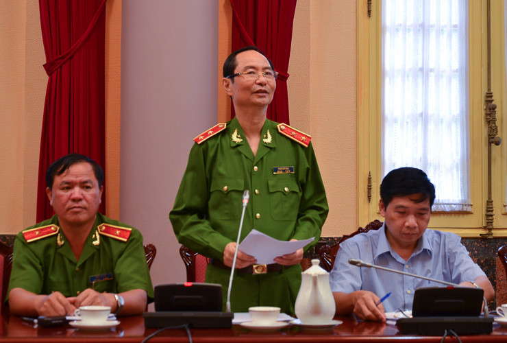 Thứ trưởng Bộ Công an Trung tướng Phạm Quý Ngọ giới thiệu Luật sửa đổi, bổ sung một số điều của Luật cư trú. Ảnh: Công Khanh. Thứ trưởng Bộ Công an Trung tướng Phạm Quý Ngọ giới thiệu Luật sửa đổi, bổ sung một số điều của Luật cư trú. Ảnh: Công Khanh