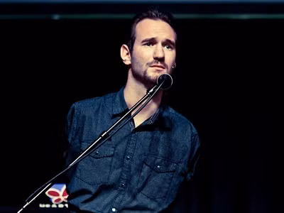 Diễn giả nổi tiếng không tay chân Nick Vujicic. Ảnh: Bigbackground