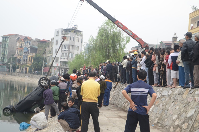 Hàng trăm người đứng kín bờ hồ Hào Nam 