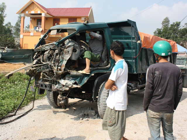 Xe bị tàu đâm nát đầu. Xe bị tàu đâm nát đầu