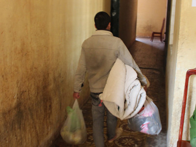 Hoàng Văn Tuấn lầm lũi trở lại buồng giam, sau lần hiếm hoi được nhìn thấy ánh nắng mặt trời