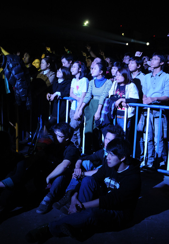 Nhiều khán giả tỏ ra đuối sức khi không phân phối sức lực cho cả đêm diễn.