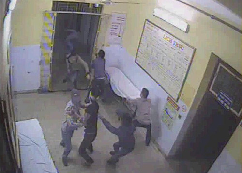Kéo lê dao kiếm ngay tại bệnh viện để uy hiếp đối phương - Ảnh từ camera an ninh của bệnh viện