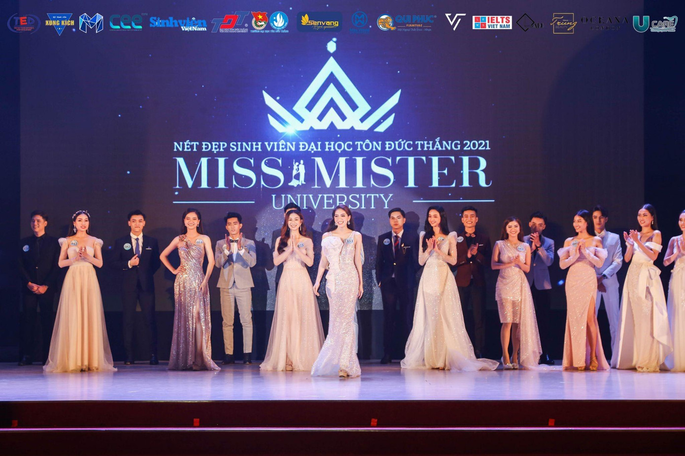 Thí sinh tỏa sáng với trang phục dạ hội trên sân khấu chung kết Nét đẹp sinh viên 2021. Thí sinh tỏa sáng với trang phục dạ hội trên sân khấu chung kết Nét đẹp sinh viên 2021.
