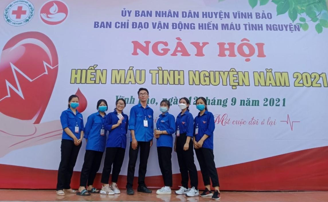 Huy Hoàng cùng các thành viên trong CLB trong ngày hội “Hiến máu tình nguyện” năm 2021. Huy Hoàng cùng các thành viên trong CLB trong ngày hội “Hiến máu tình nguyện” năm 2021.