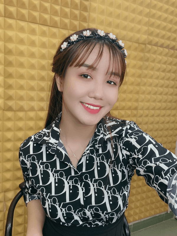 Linh Em là một trong những người đang có cơ hội tốt để từng bước chinh phục ước mơ trở thành ca sĩ chuyên nghiệp.