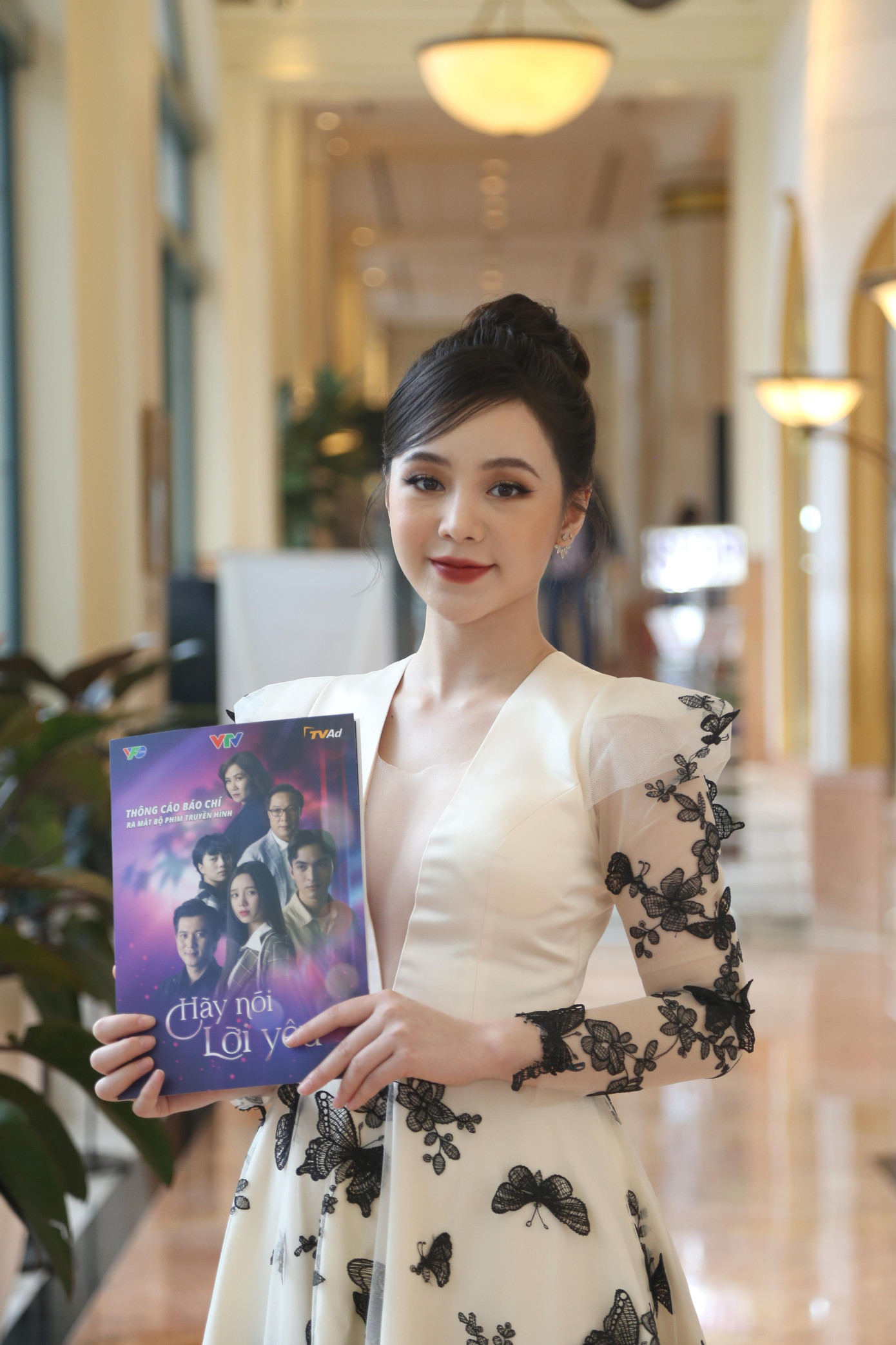 Quỳnh Kool trong vai Hoàng My - một cô con gái thông minh nhưng có chút bướng bỉnh, luôn phản kháng lại bố mẹ vì cho rằng mọi người không hiểu mình. Quỳnh Kool trong vai Hoàng My - một cô con gái thông minh nhưng có chút bướng bỉnh, luôn phản kháng lại bố mẹ vì cho rằng mọi người không hiểu mình.