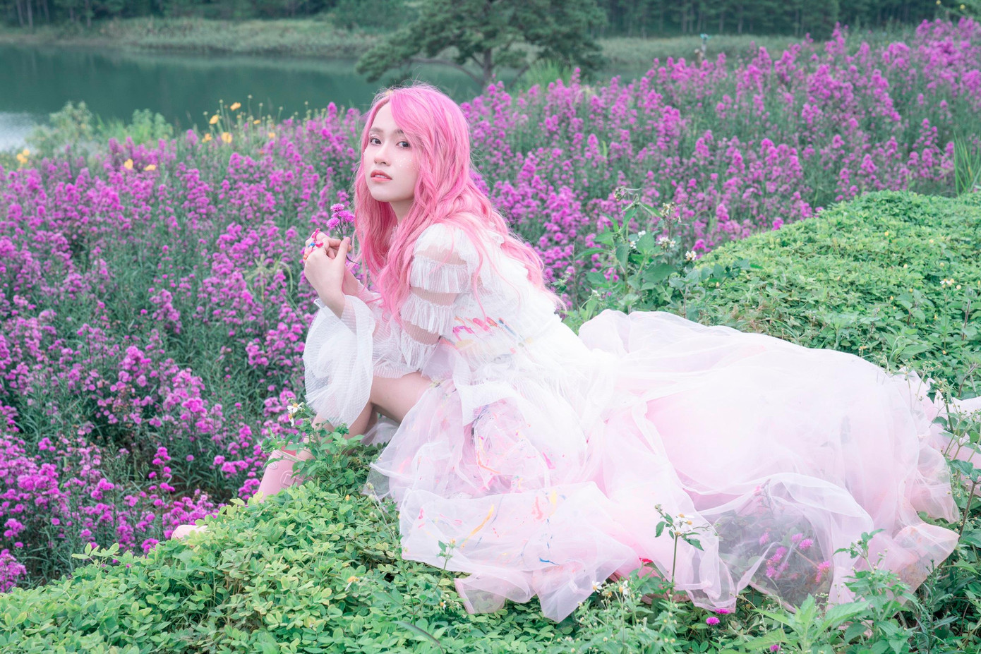 Bộ trang phục tuyệt đẹp được may từ chiếc rèm cũ do Bảo My tự thiết kế. Bộ trang phục tuyệt đẹp được may từ chiếc rèm cũ do Bảo My tự thiết kế.