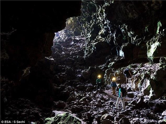 Nghiên cứu Hang núi lửa của Cơ quan Vũ trụ Châu Âu tại Lanzarote, Italia năm 2016.