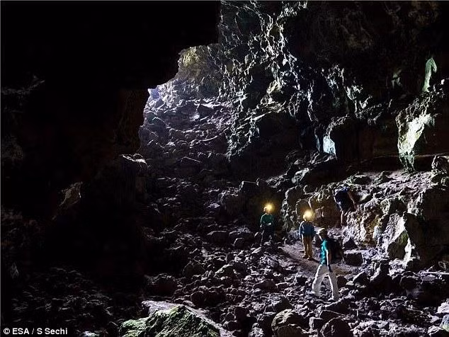 Nghiên cứu Hang núi lửa của Cơ quan Vũ trụ Châu Âu tại Lanzarote, Italia năm 2016.