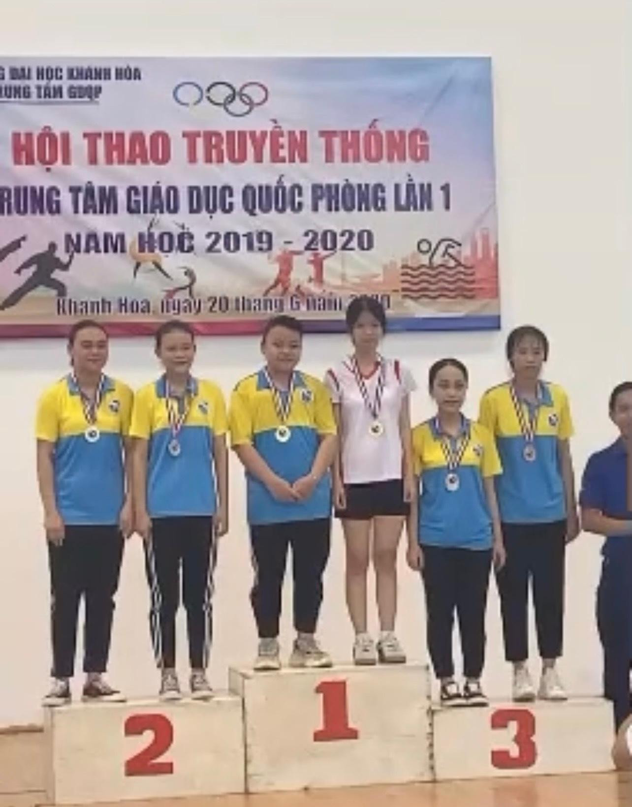 Minh Thư và các bạn đạt giải Nhất đội nữ năm nhất đại học