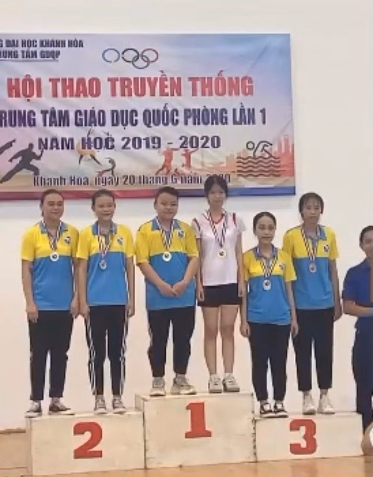 Minh Thư và các bạn đạt giải Nhất đội nữ năm nhất đại học