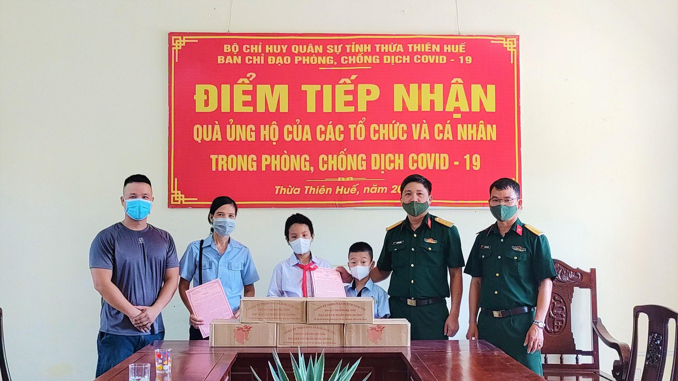 Long Phú và Gia Khiêm được bố đưa đến Bộ Chỉ huy Quân sự Tỉnh Thừa Thiên Huế để gửi quà.