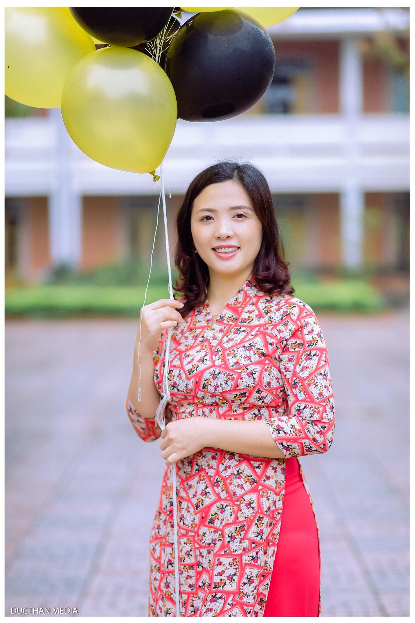 Cô giáo chủ nhiệm Phạm Ngọc Hương của tân sinh viên Xồng Bá Hùa.