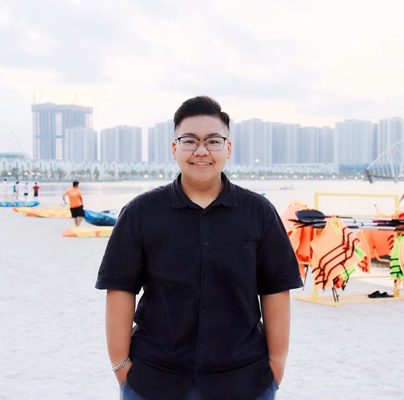 Mai quan niệm: “Giới hạn là do con người tự đặt ra, cũng có thể chính là do cuộc sống đặt ra cho chúng ta. Vậy thì tại sao chúng ta không tự phá bỏ nó để chứng minh rằng con người không có giới hạn?”. Mai quan niệm: “Giới hạn là do con người tự đặt ra, cũng có thể chính là do cuộc sống đặt ra cho chúng ta. Vậy thì tại sao chúng ta không tự phá bỏ nó để chứng minh rằng con người không có giới hạn?”.