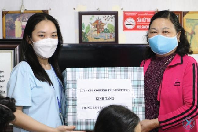 CCT trao quà cho đại diện Trung tâm dạy nghề từ thiện Quỳnh Hoa.