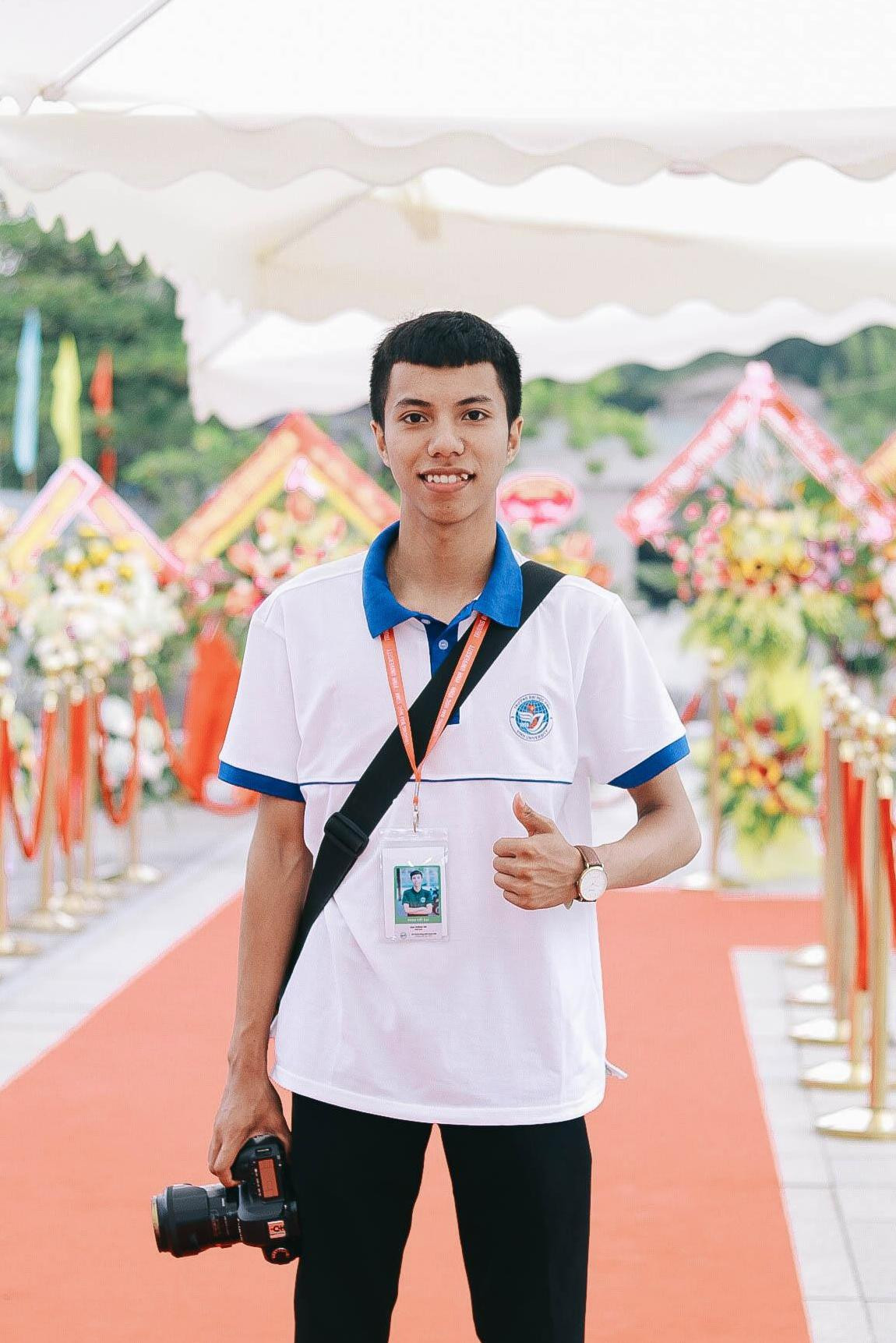 Làm việc đến 2 - 3h sáng hay ăn vội những suất cơm bụi để kịp chạy deadline là điều hết sức bình thường đối với Phan Viết Đại.