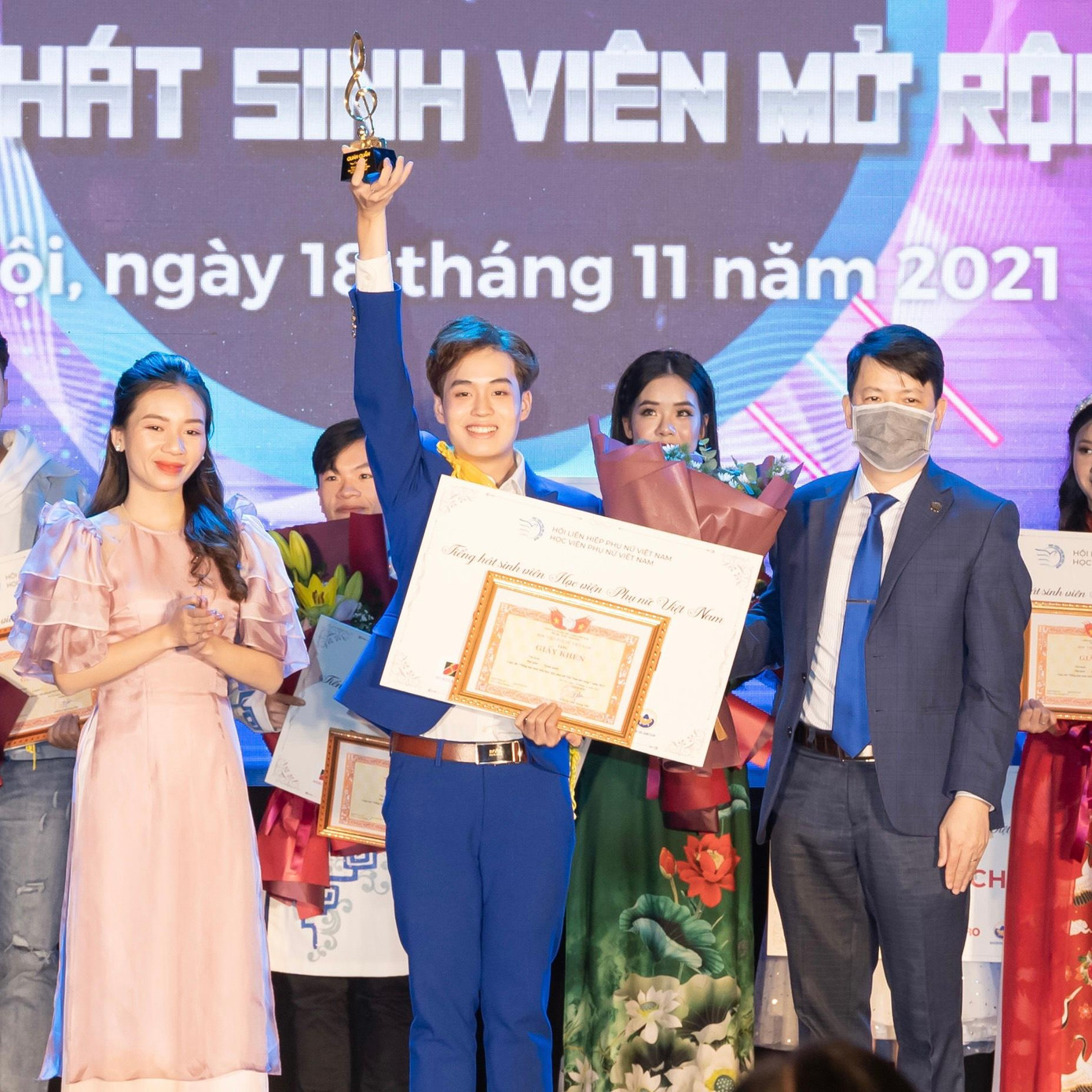 Quán quân cuộc thi nhận Cup và giấy khen của Học viện Phụ nữ Việt Nam