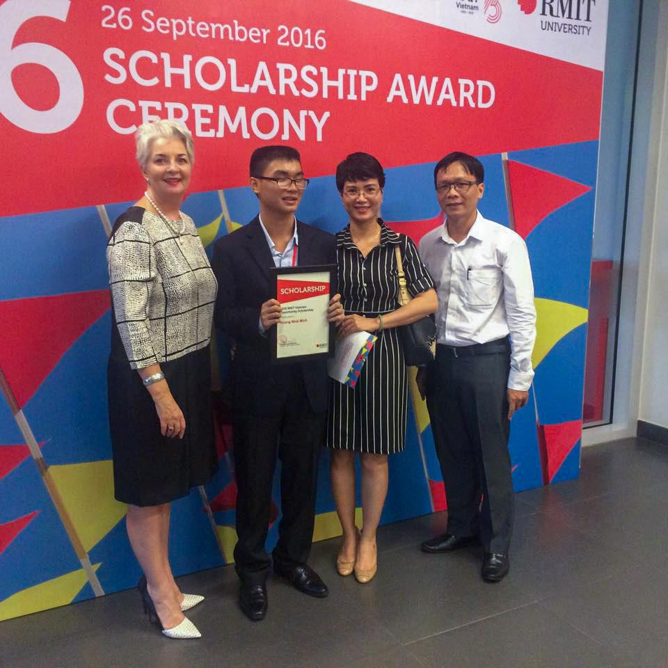 Minh chia sẻ rằng gia đình chính là động lực lớn nhất để cậu bạn không ngừng cố gắng trên con đường học vấn (trong hình: Minh cùng ba mẹ tại lễ trao học bổng RMIT năm 2016) Minh chia sẻ rằng gia đình chính là động lực lớn nhất để cậu bạn không ngừng cố gắng trên con đường học vấn (trong hình: Minh cùng ba mẹ tại lễ trao học bổng RMIT năm 2016)