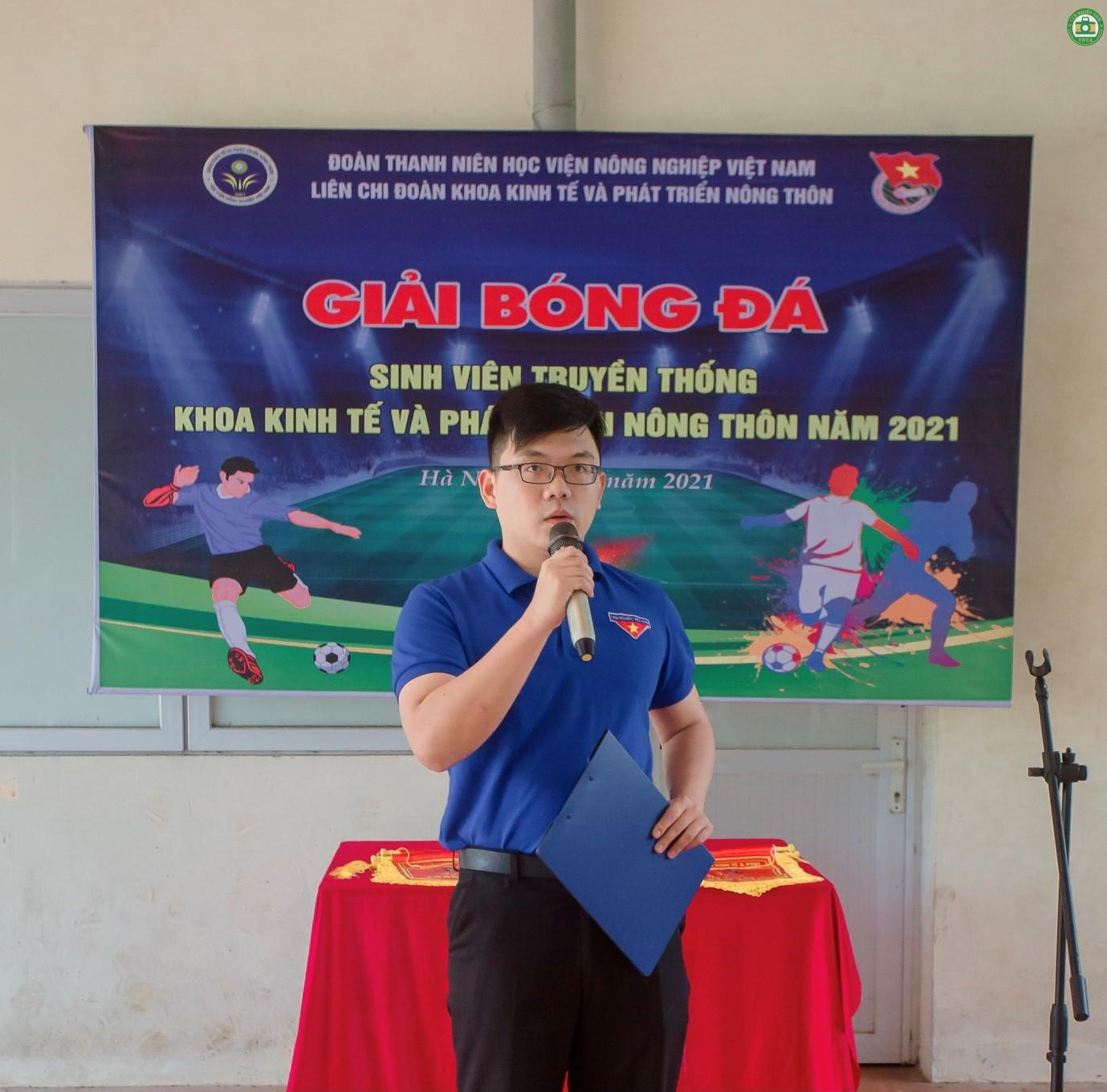 Đồng chí Đinh Lê Hoàng, Phó Bí thư Liên chi Đoàn khoa phát biểu khai mạc.