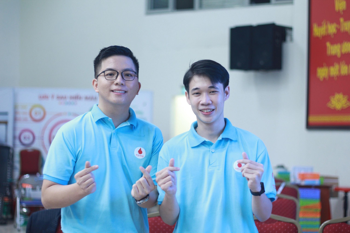 Nam Trần – MC-BTV Đỗ Ngọc Sơn tại chương trình hiến máu.