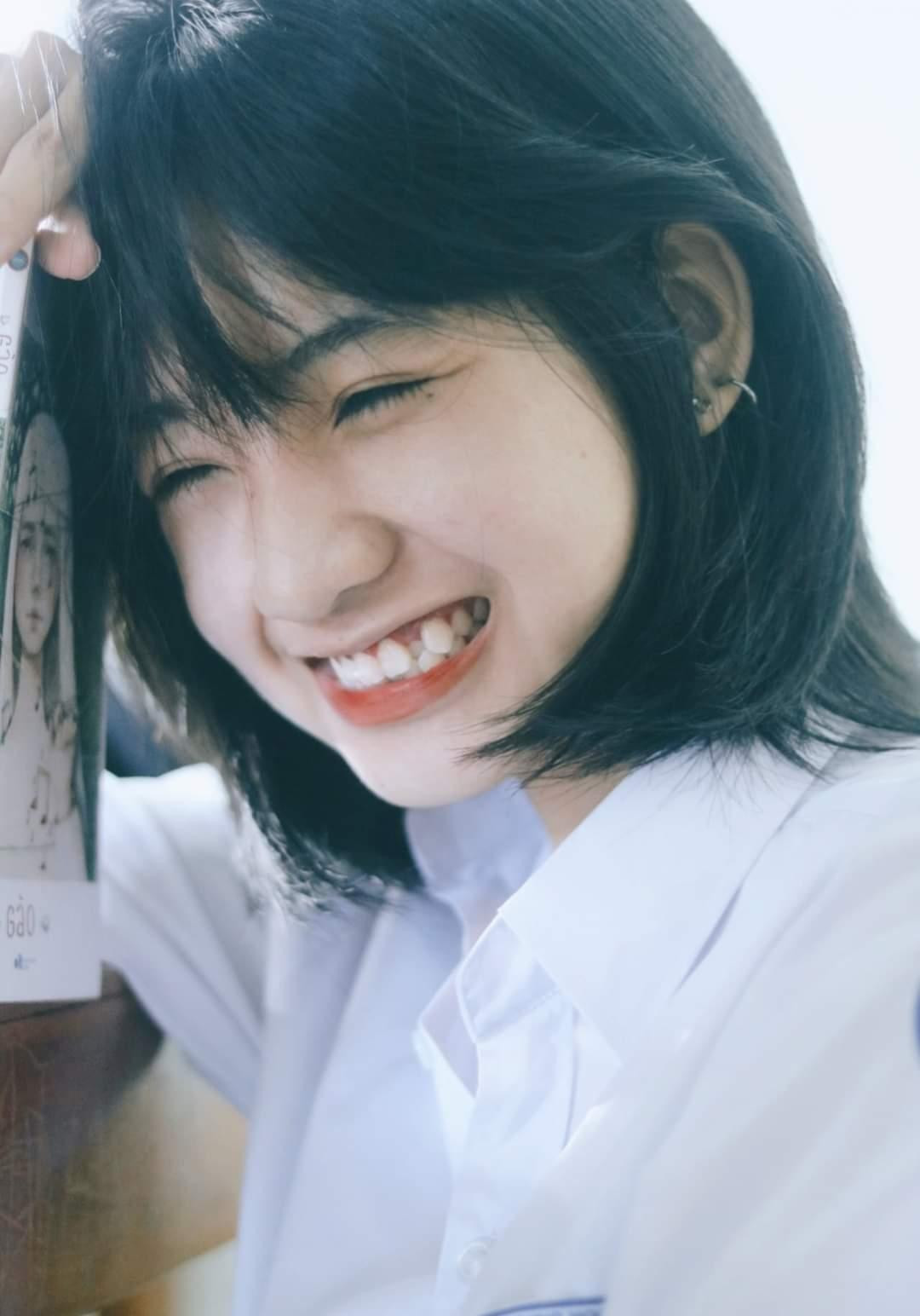 Hotgirl nổi tiếng trên mạng xã hội với khuôn mặt ưa nhìn và nụ cười tỏa nắng.