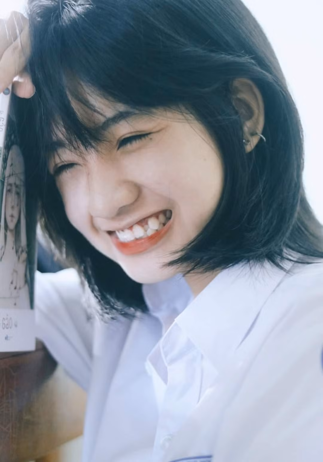 Hotgirl nổi tiếng trên mạng xã hội với khuôn mặt ưa nhìn và nụ cười tỏa nắng.