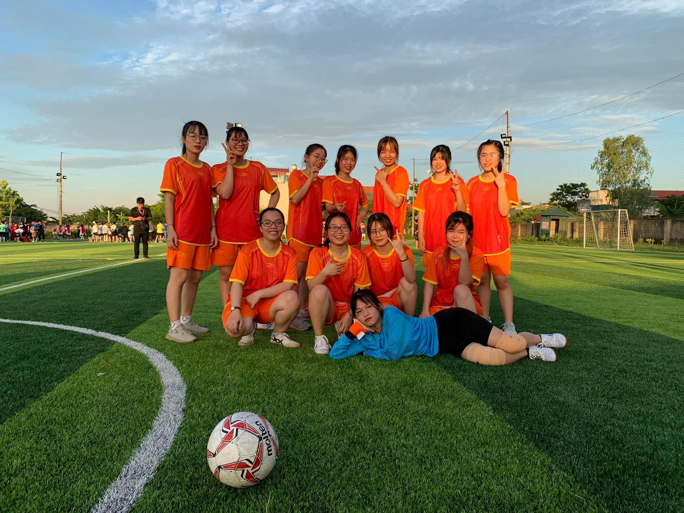 Thu Phương (hàng dưới, thứ 2 từ trái qua) rất siêng tham gia các hoạt động phong trào của trường. Thu Phương (hàng dưới, thứ 2 từ trái qua) rất siêng tham gia các hoạt động phong trào của trường.