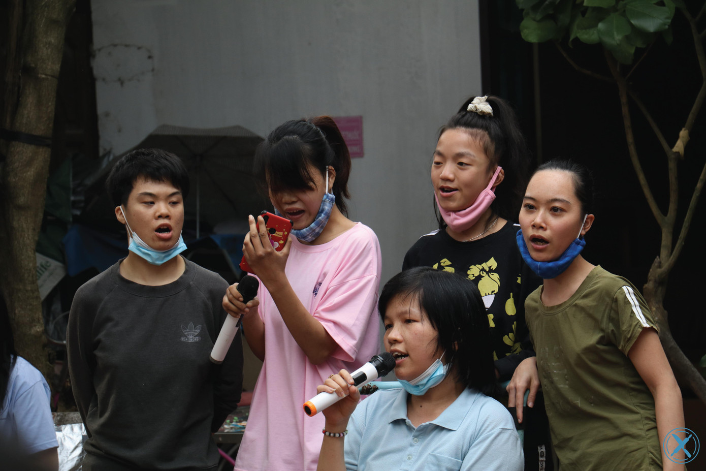 Hoạt động giao lưu cùng các em nhỏ tại Trung tâm dạy nghề từ thiện Quỳnh Hoa.