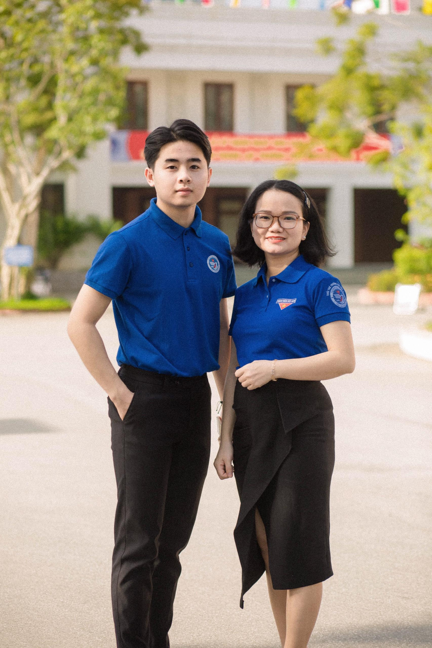 Dũng chụp ảnh cùng cô giáo.