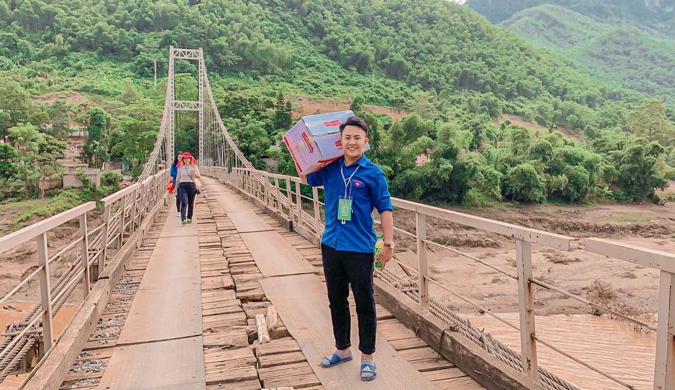 Một trong những chuyến đi tình nguyện của Hùng.