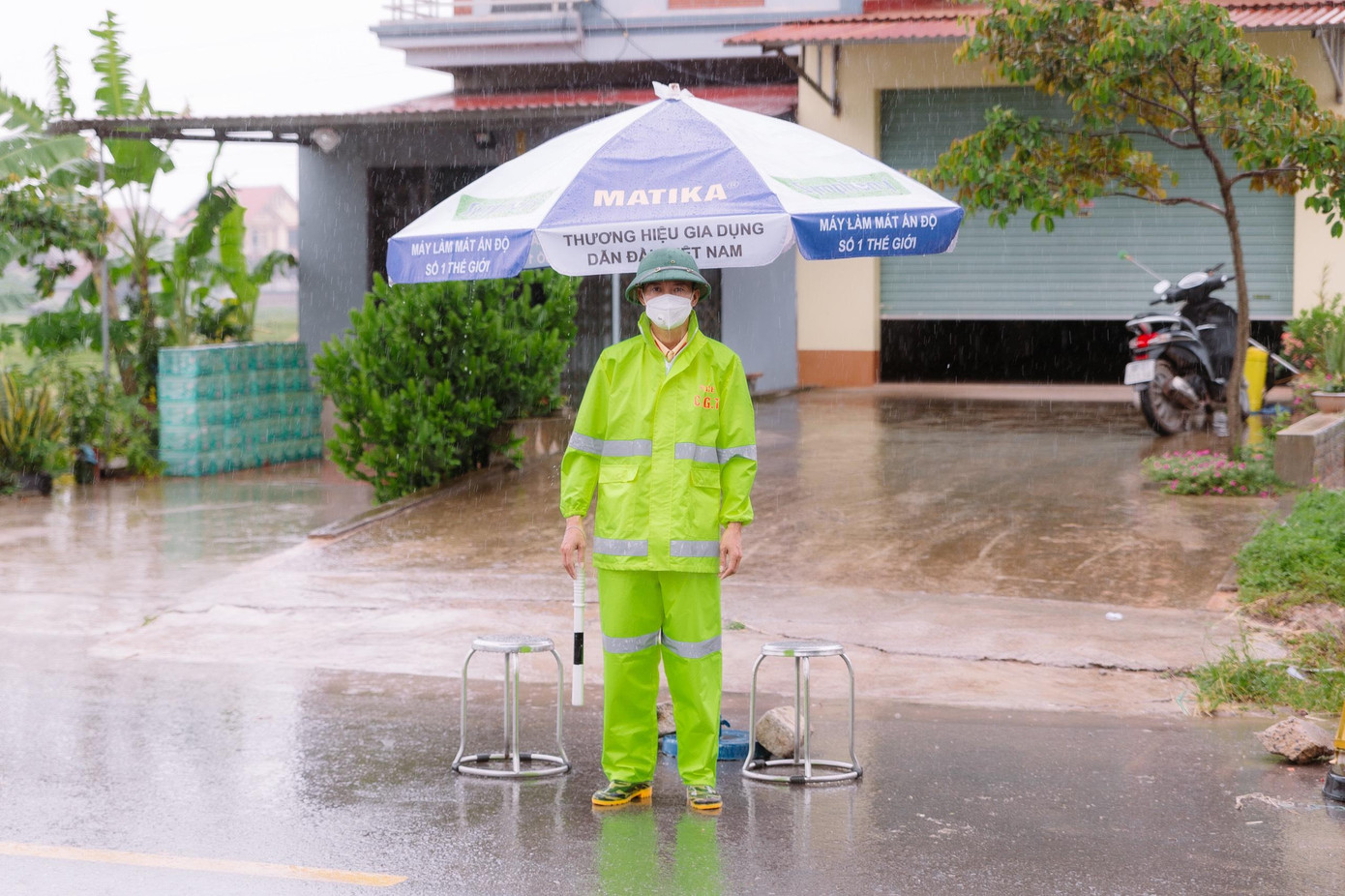 Những chiến sĩ công an 'dầm mưa' làm công tác phòng chống dịch. Những chiến sĩ công an 'dầm mưa' làm công tác phòng chống dịch.