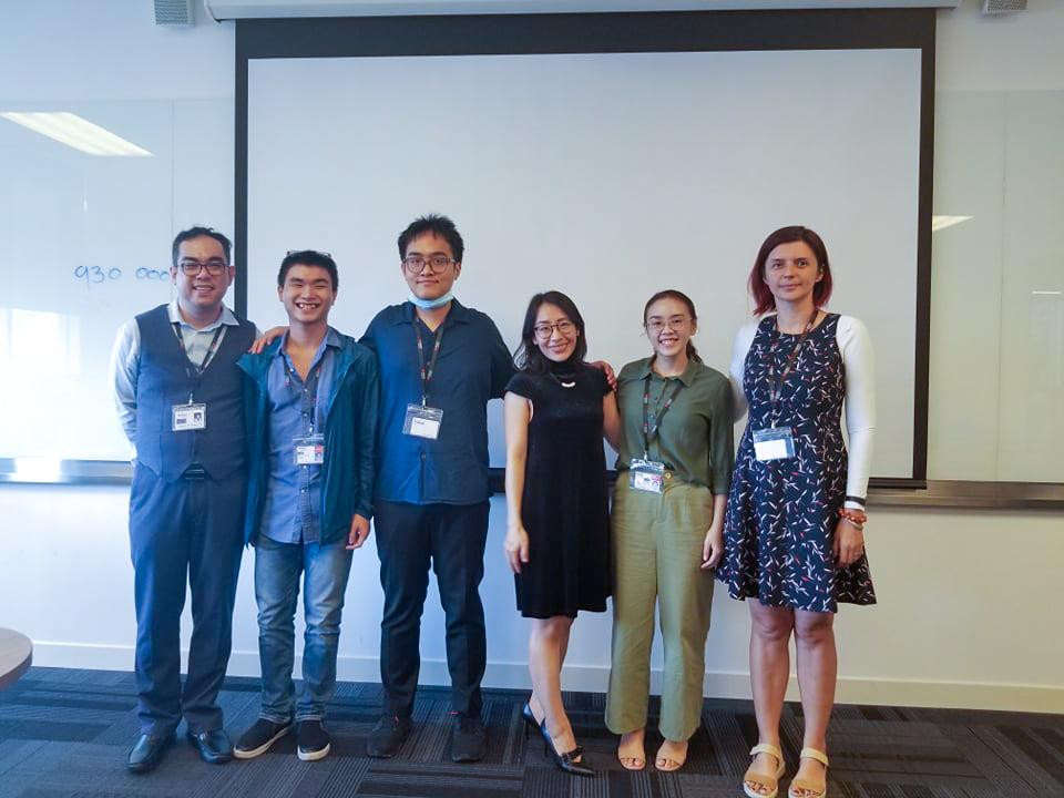 Minh (đứng thứ hai từ trái trong hình) với các bạn cùng nhóm và giảng viên RMIT tại một buổi thuyết trình cho khách hàng trong khuôn khổ chương trình học Cử nhân Truyền thông chuyên nghiệp Minh (đứng thứ hai từ trái trong hình) với các bạn cùng nhóm và giảng viên RMIT tại một buổi thuyết trình cho khách hàng trong khuôn khổ chương trình học Cử nhân Truyền thông chuyên nghiệp