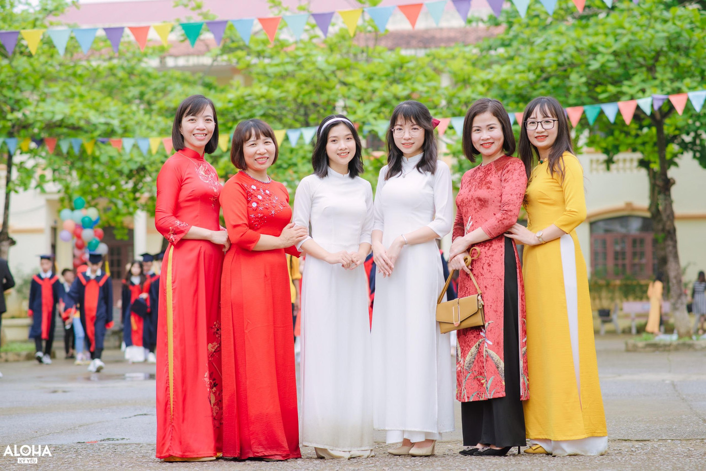 Thu Phương và bạn bè ghi lại khoảnh khắc đáng nhớ bên những cô giáo của mình. Thu Phương và bạn bè ghi lại khoảnh khắc đáng nhớ bên những cô giáo của mình.