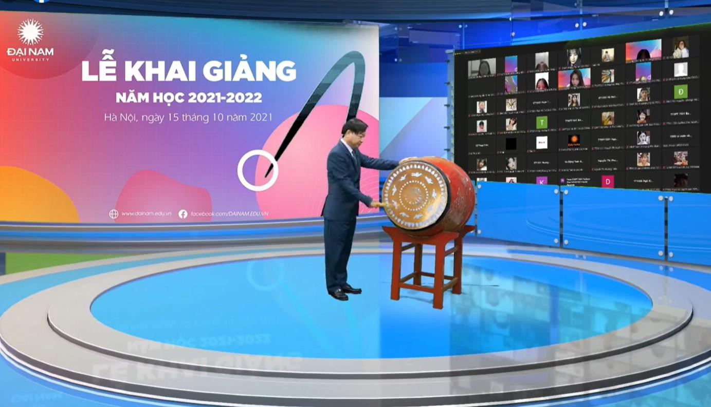 TS. Lê Đắc Sơn gióng trống khai giảng năm học 2021 - 2022. TS. Lê Đắc Sơn gióng trống khai giảng năm học 2021 - 2022.