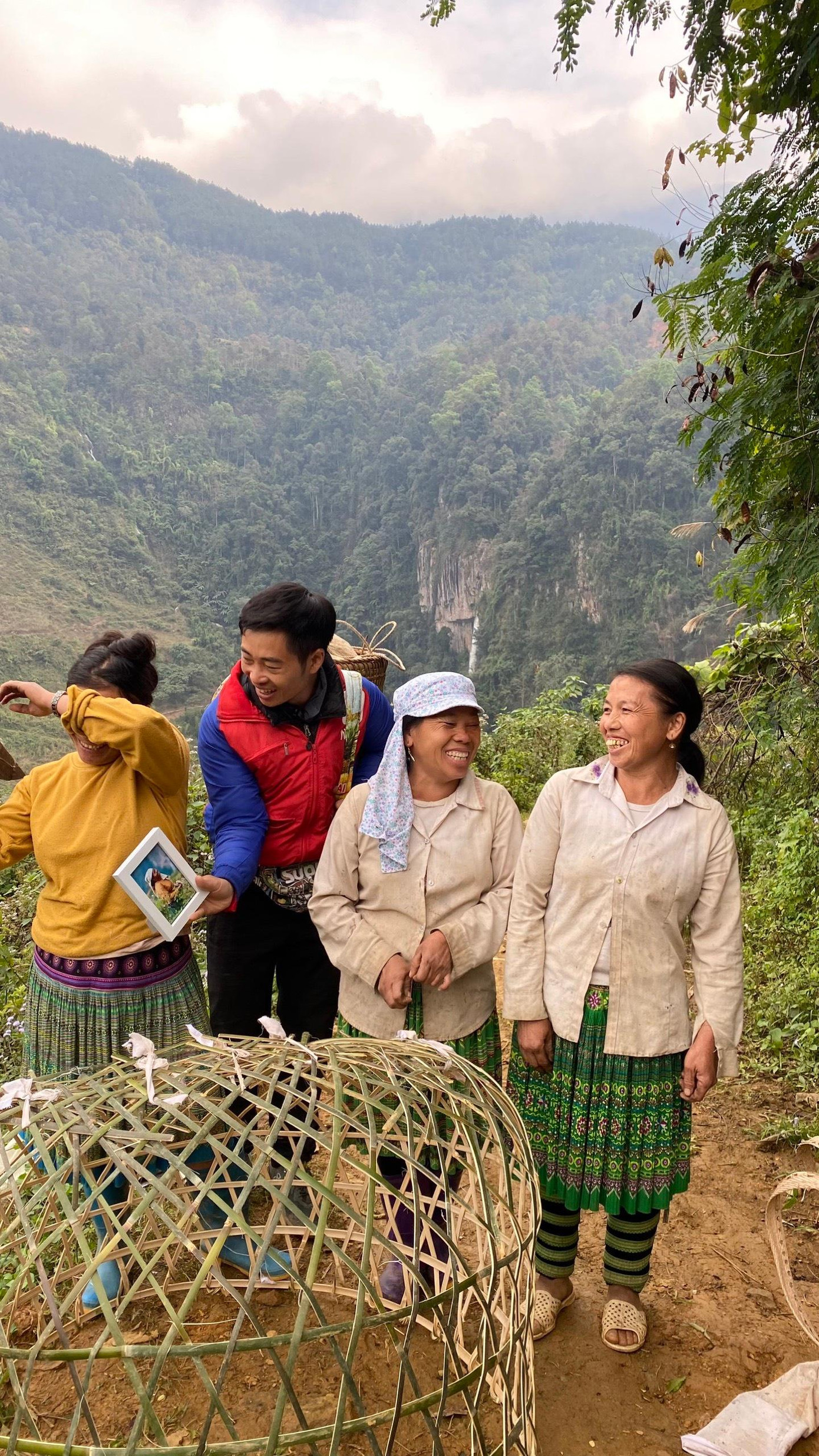 Niềm xúc động và hạnh phúc của người dân vùng cao Yên Bái khi được tặng ảnh.