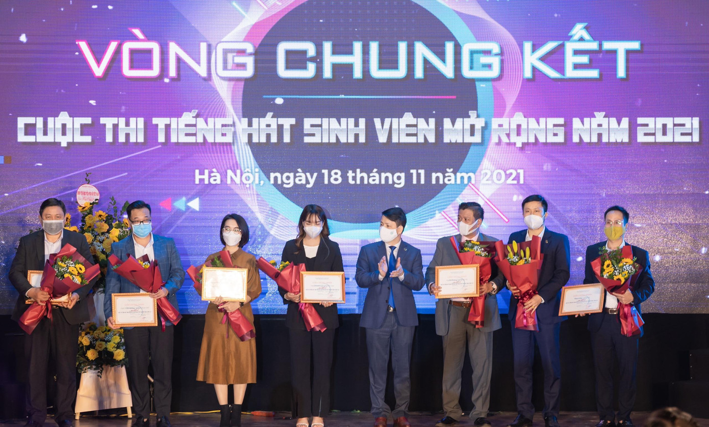 Trưởng Ban tổ chưc tặng hoa nhà tài trợ