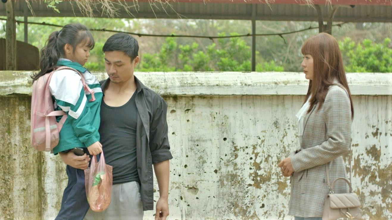 Diễn viên Duy Hưng đảm nhận nhân vật Đồng – một người đàn ông cục súc, ít nói, mỗi lần nói là một lần không chửi bới thì cũng mỉa mai khó chịu với người khác. Diễn viên Duy Hưng đảm nhận nhân vật Đồng – một người đàn ông cục súc, ít nói, mỗi lần nói là một lần không chửi bới thì cũng mỉa mai khó chịu với người khác.