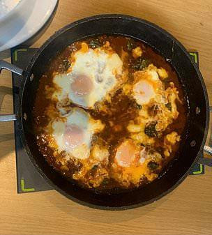 Món shakshuka siêu cay, với cà chua, trứng và phô mai béo ngậy, nấm. Món này ăn kèm những khối bánh mì lớn bằng cách nhúng vào.