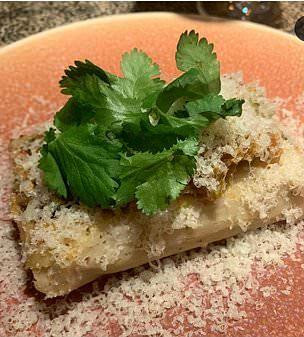 Món bánh hấp với trứng, dăm bông và các loại rau thơm.