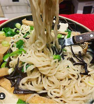 Món mì ống ngon cuối tuần gồm nấm, thịt, ớt xanh, hành và nước sốt.