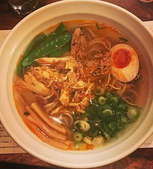 Món khoái khẩu umani cay này đến từ địa chỉ @tonkotsulondon, chúng gồm quả đậu, trứng, thịt, và gia vị. Nhìn tựa bát súp ngon khó tả.