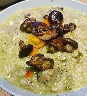 Súp gà với đậu, nấm chiên, nước cà chua làm thành món Thermomix ngon hít hà.